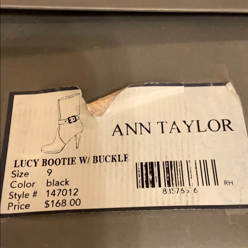 Ann Taylor All leather Bootie with buckle - Picture 4 of 4